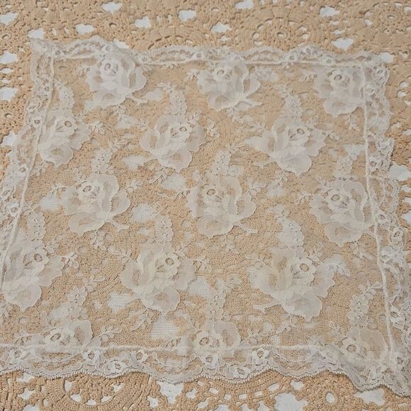 VINTAGE DOILIES MIXED LOT A  AS-IS Total Estate Sale Find - Picture 7 of 13